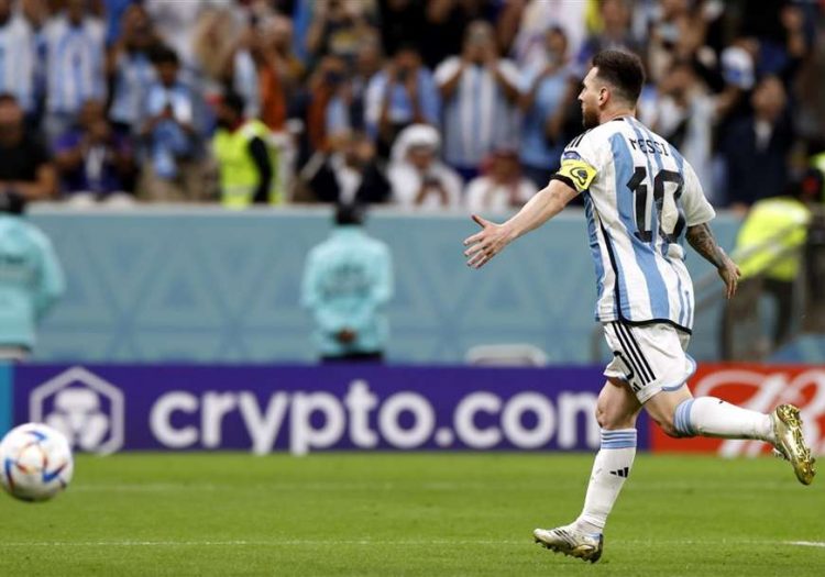 epa10358093 Lionel Messi of Argentina celebrates scoring the 2-0 by penalty during the FIFA World Cup 2022 quarter final soccer match between the Netherlands and Argentina at Lusail Stadium in Lusail, Qatar, 09 December 2022.  EPA-EFE/Rungroj Yongrit
