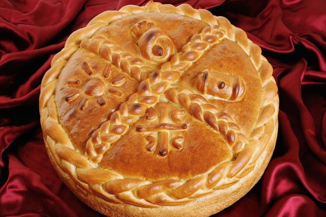 Serbian Orthodox traditional Christmas bread known as a Cesnica. Orthodox Serbs break the bread during a ceremony to mark Orthodox Christmas day on the 7th of January. The Cesnica is rotated three times counterclockwise, before being broken up by all the family members simultaneously., Image: 118190966, License: Rights-managed, Restrictions: , Model Release: no, Credit line: Profimedia, Alamy